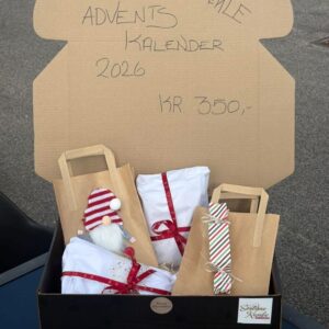 Hækle-adventskalender 2026 fra Søstrene Kronbo med fire indpakkede gaver, hækleprojekter, chokolade og overraskelse.