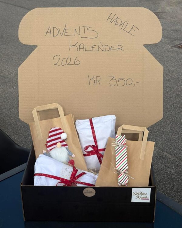 Hækle-adventskalender 2026 fra Søstrene Kronbo med fire indpakkede gaver, hækleprojekter, chokolade og overraskelse.